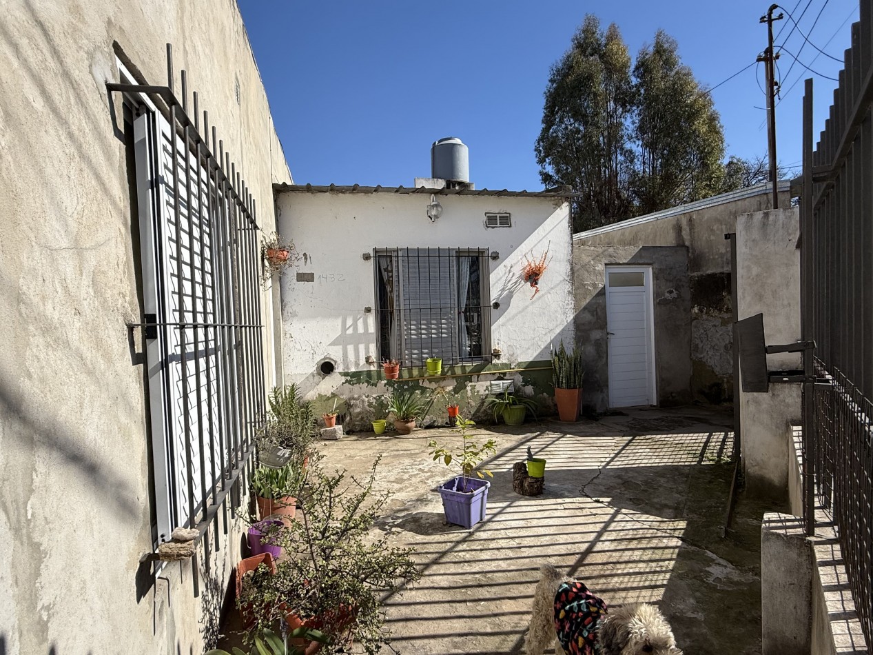 CASA + DPTO A MTS DE CALLE SARMIENTO