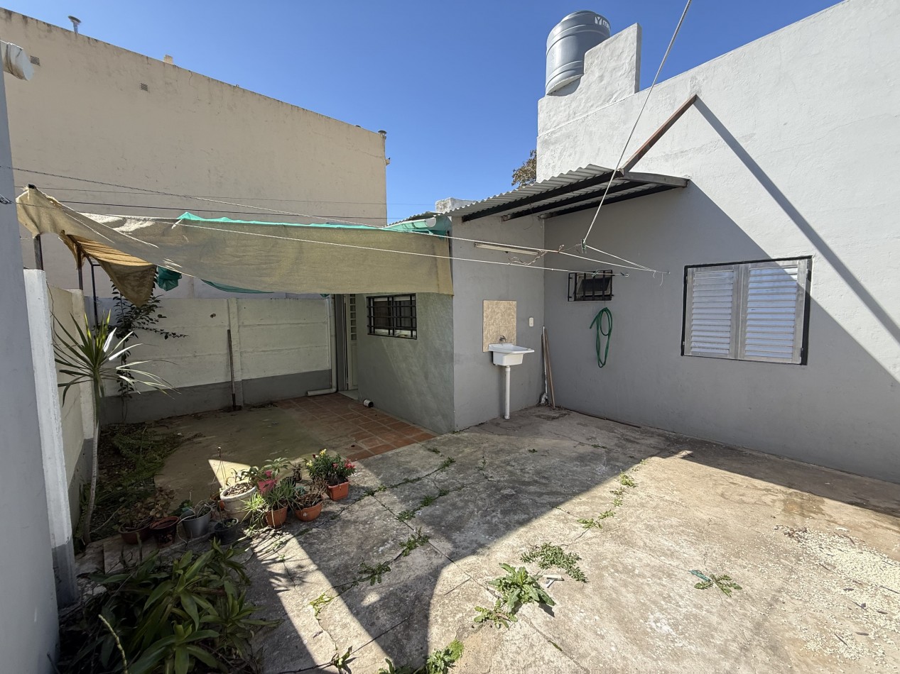 ALQUILER CASA 2 DORMITORIOS A 200 MTS AL ESTE DE AV. LUJAN 