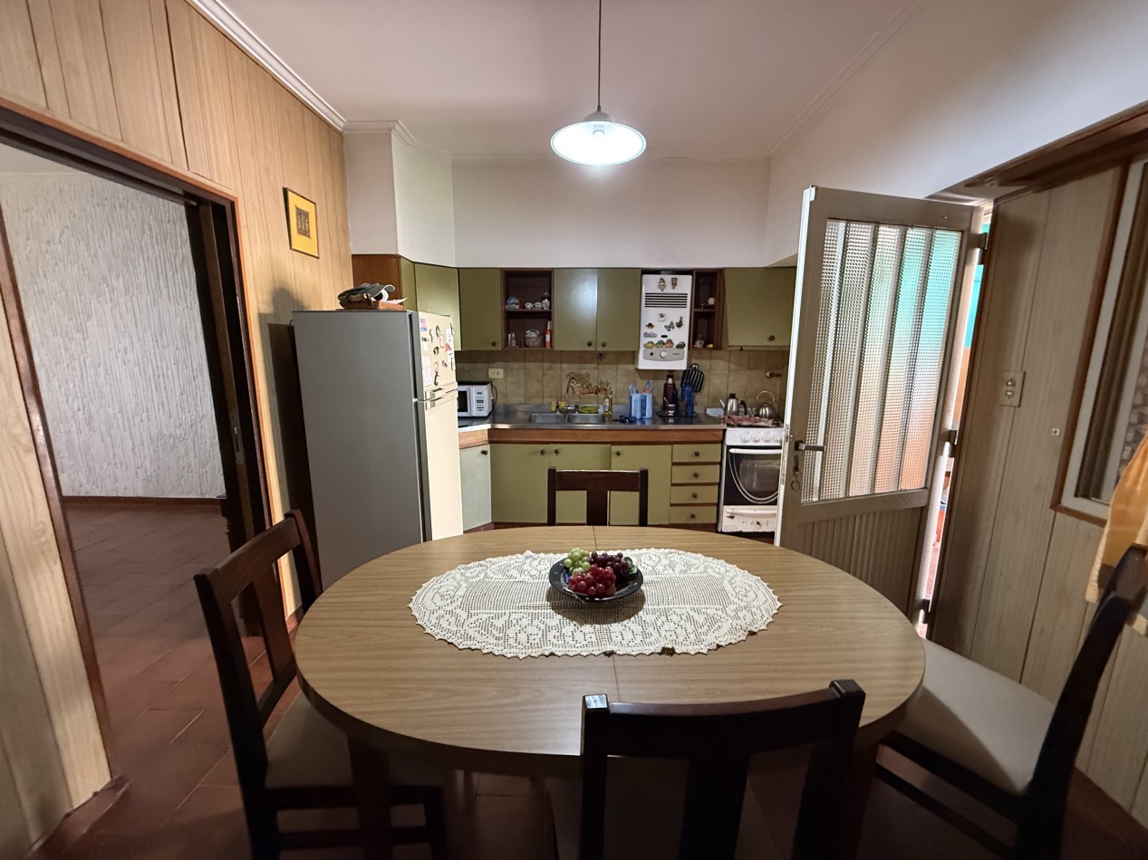 CASA CENTRICA CON PILETA, QUINCHO Y COCHERA 
