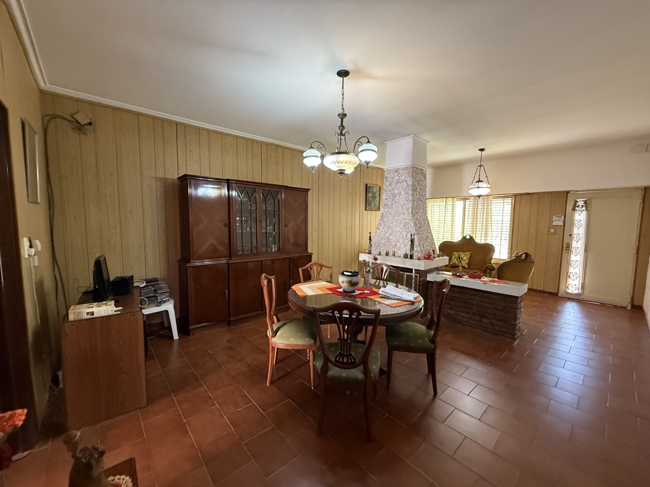 CASA CENTRICA CON PILETA, QUINCHO Y COCHERA 