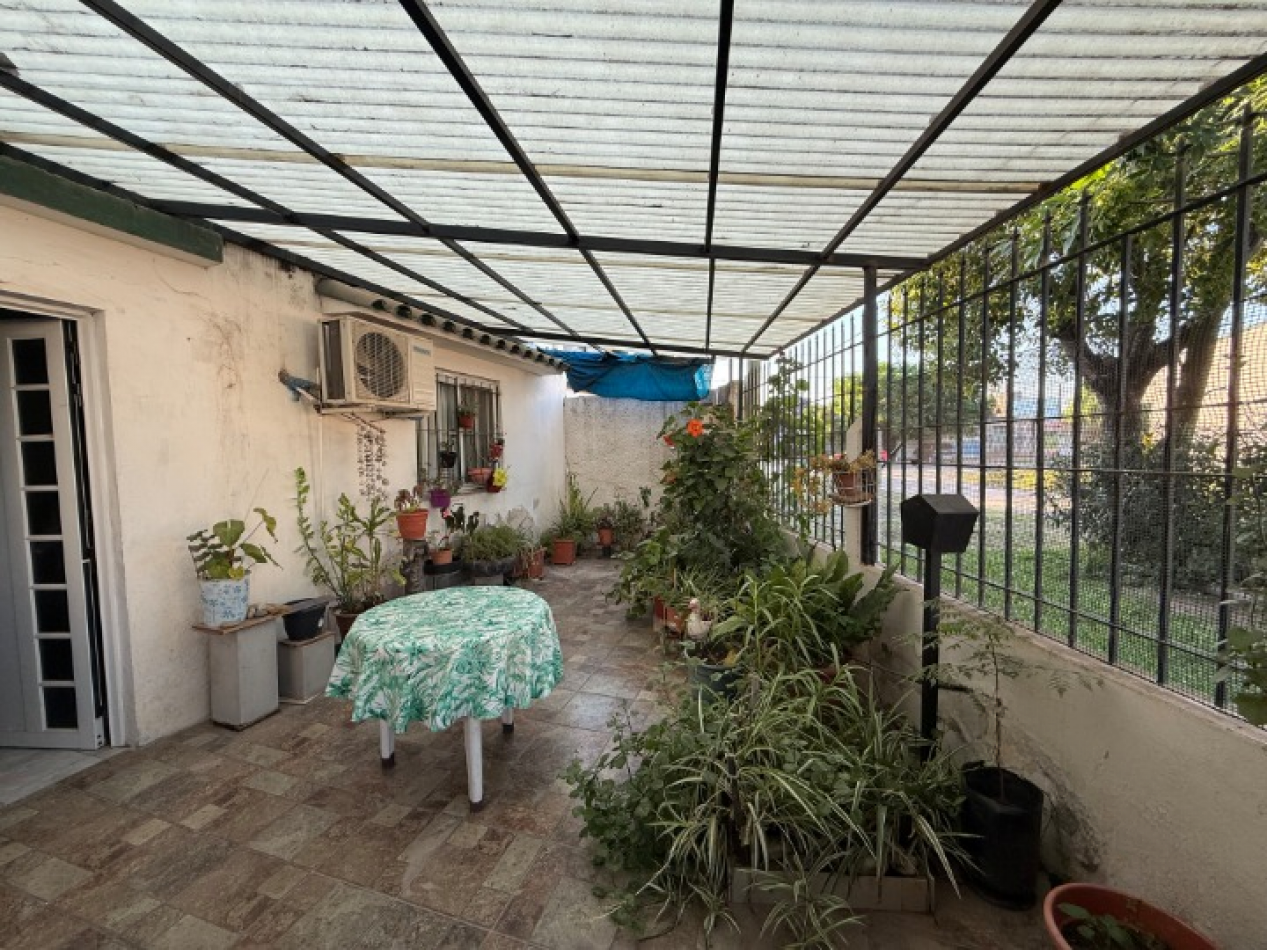 CASA CON AMPLIO TERRENO Y COCHERA DOBLE APTA A CREDITO HIPOTECARIO