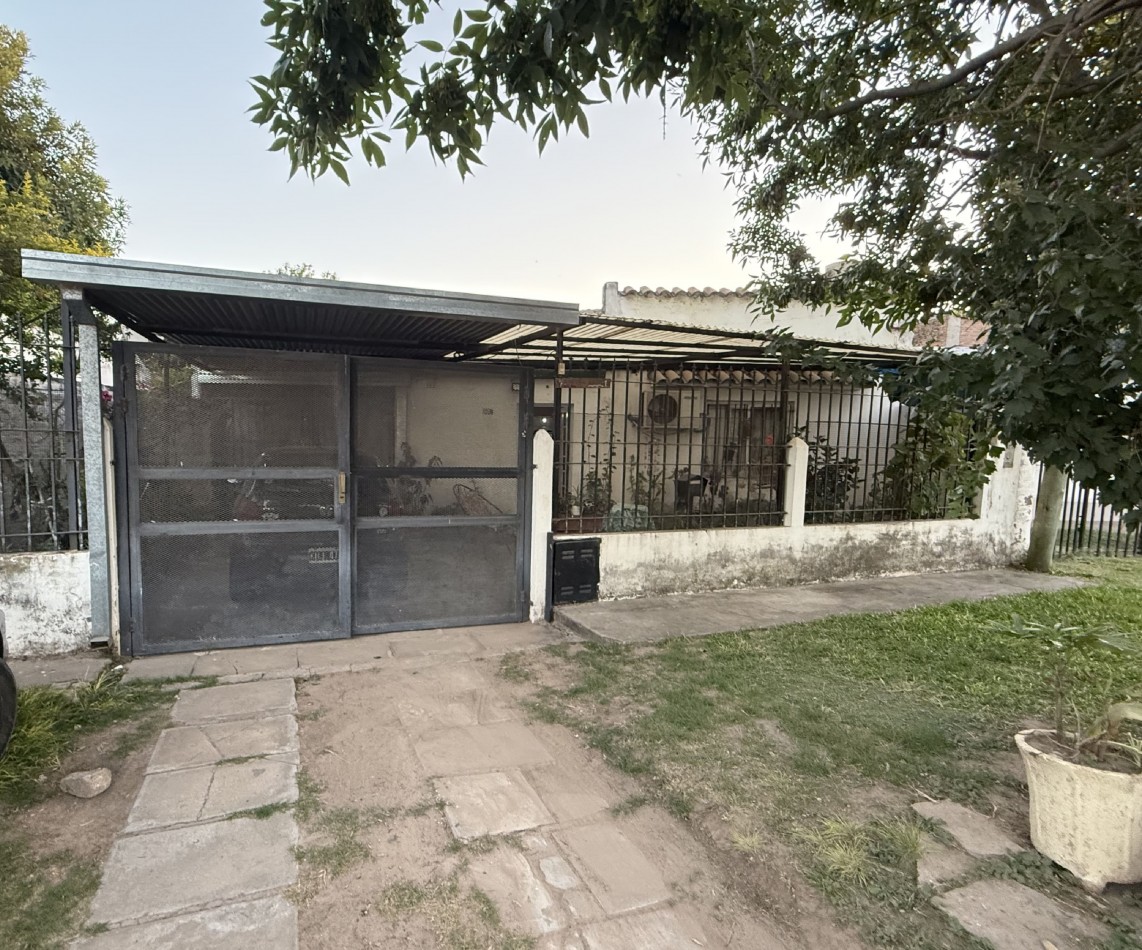 CASA CON AMPLIO TERRENO Y COCHERA DOBLE APTA A CREDITO HIPOTECARIO