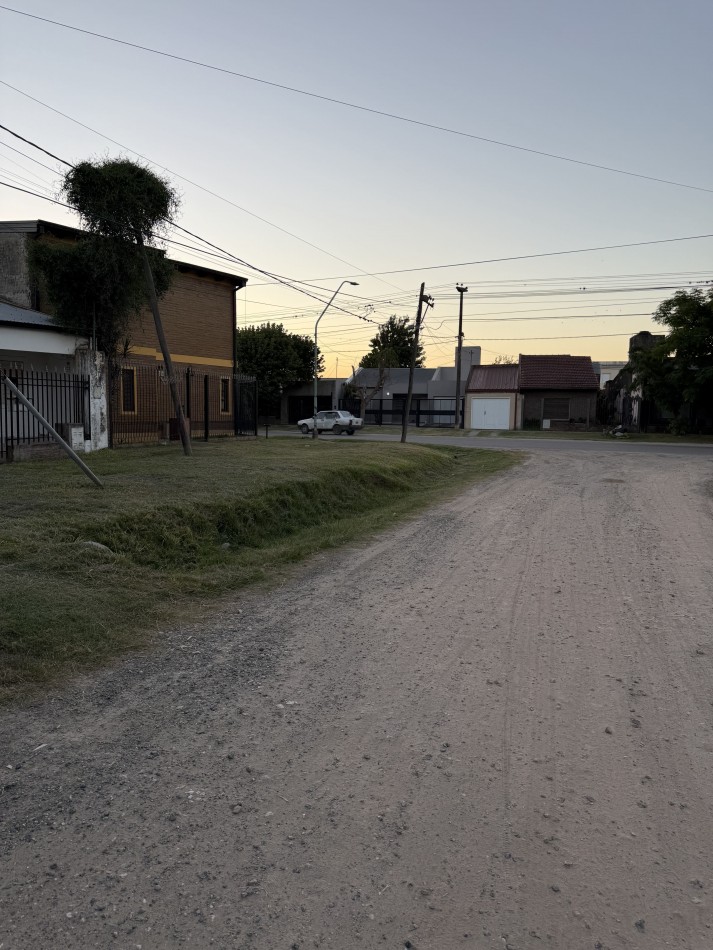 CASA CON AMPLIO TERRENO Y COCHERA DOBLE APTA A CREDITO HIPOTECARIO