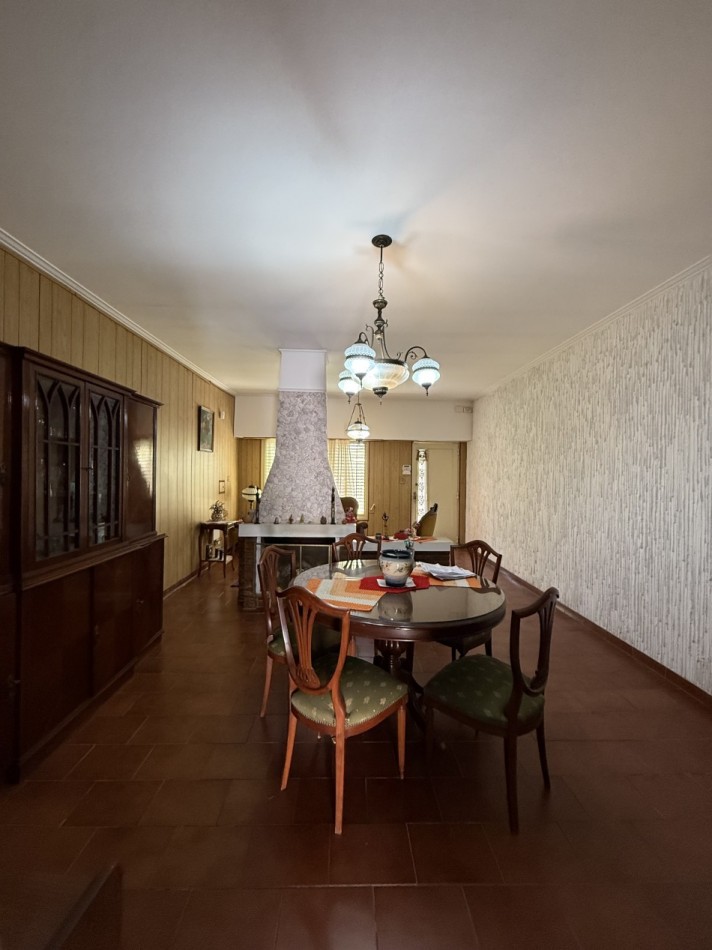 CASA CENTRICA CON PILETA, QUINCHO Y COCHERA 