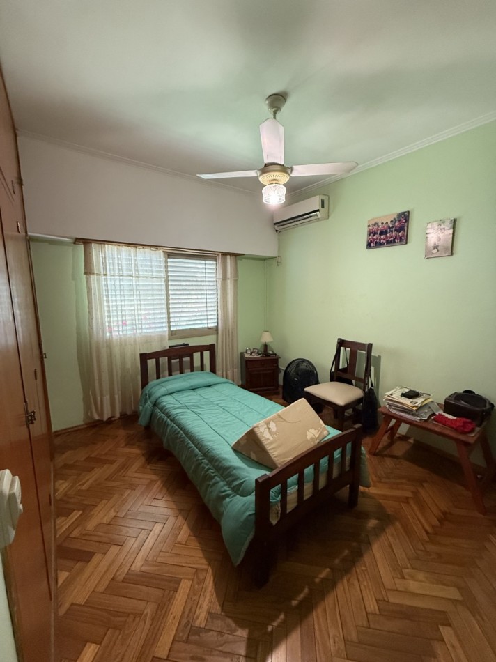 CASA CENTRICA CON PILETA, QUINCHO Y COCHERA 