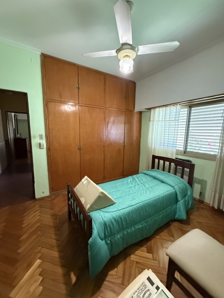 CASA CENTRICA CON PILETA, QUINCHO Y COCHERA 