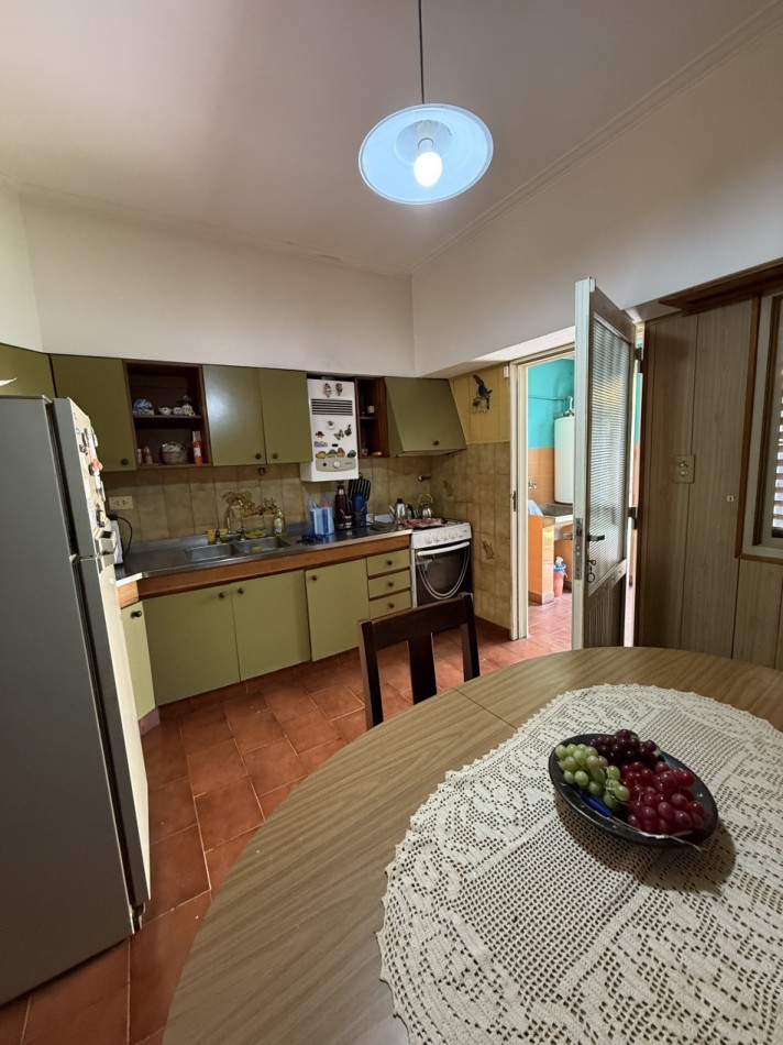 CASA CENTRICA CON PILETA, QUINCHO Y COCHERA 