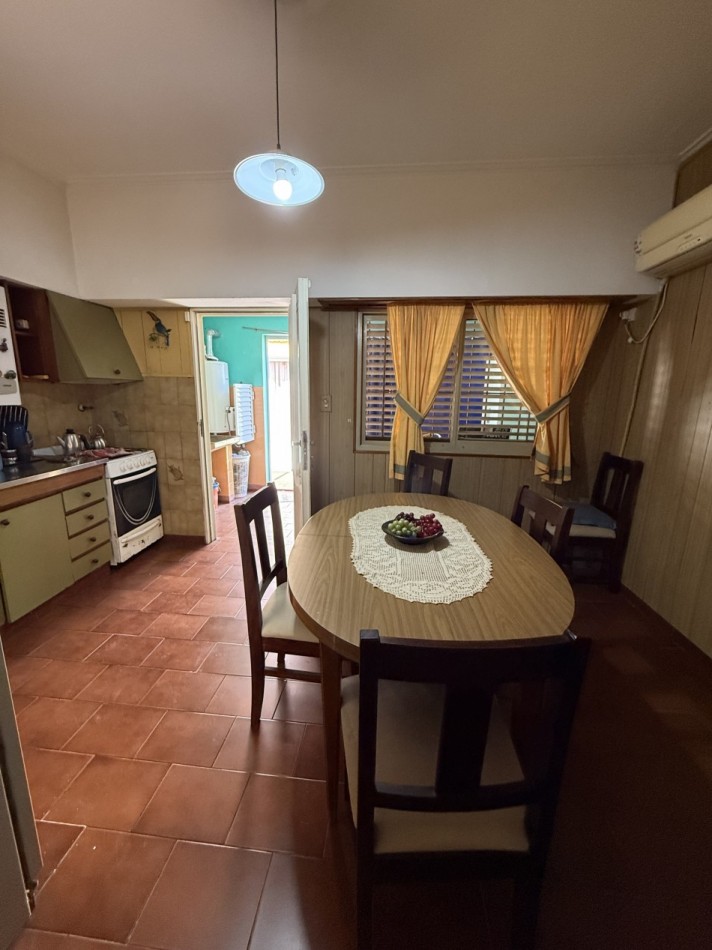 CASA CENTRICA CON PILETA, QUINCHO Y COCHERA 