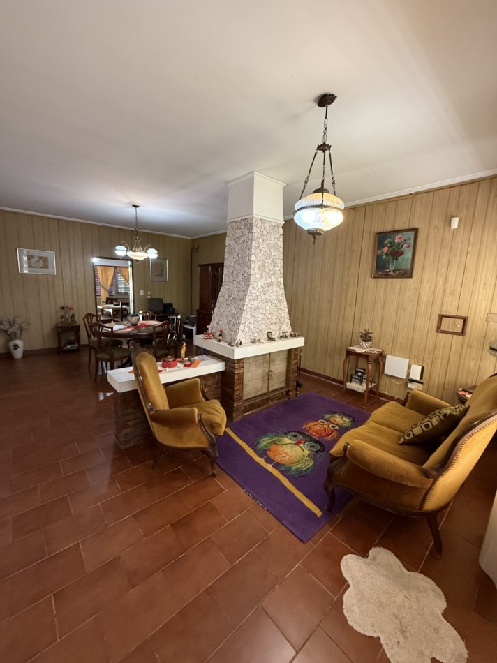 CASA CENTRICA CON PILETA, QUINCHO Y COCHERA 
