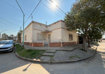 CASA EN ESQUINA CON IMPORTANTE TERRENO